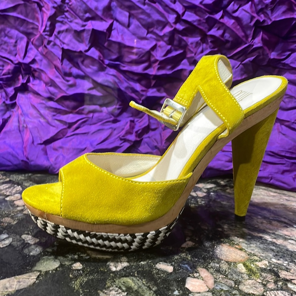 Gorgeous suede Chartruese platform heel , with a black and white platform!!!